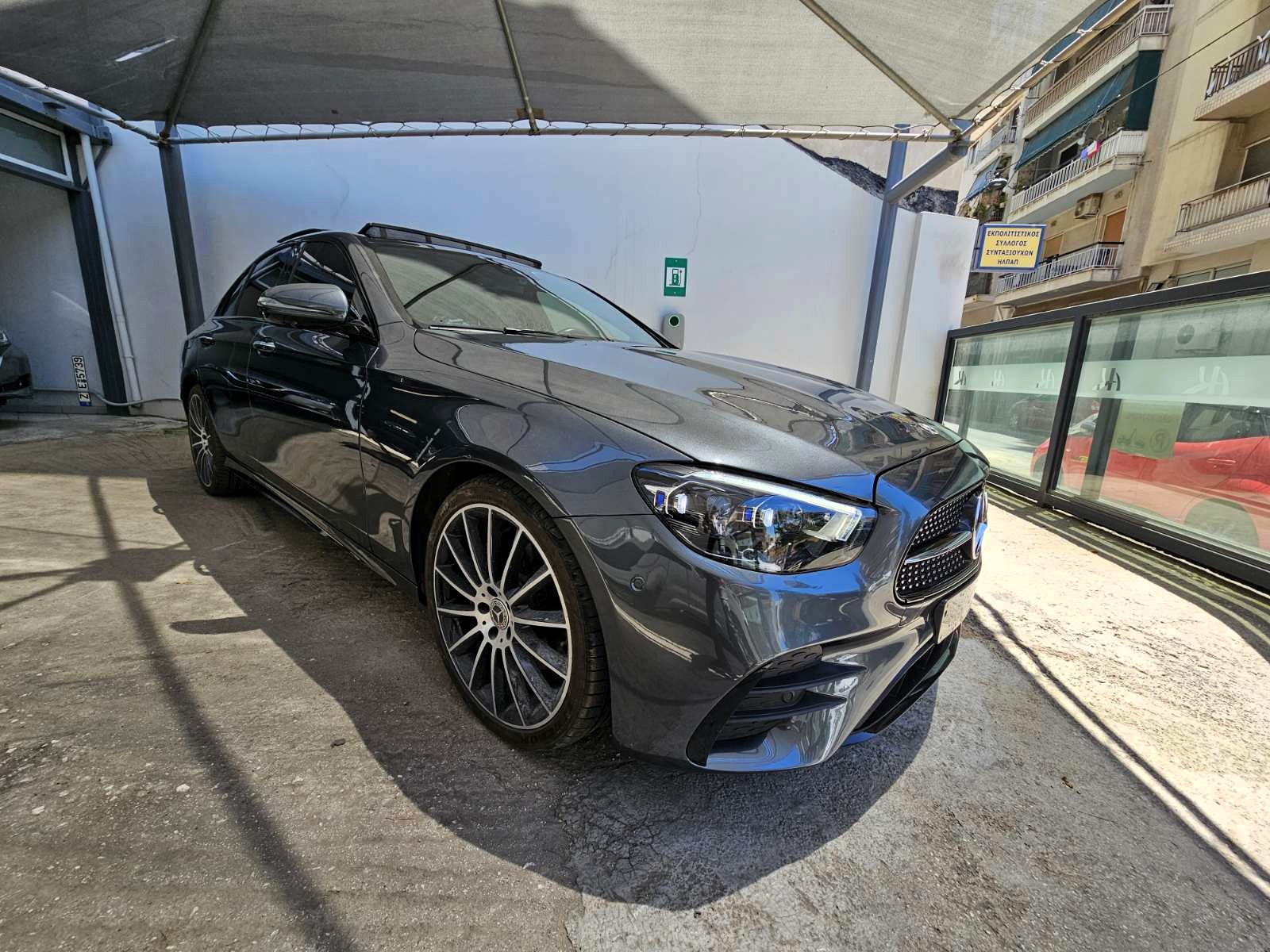 Mercedes-Benz E 220 2021 d AMG Line 9G-TRONIC Panorama LED (145)