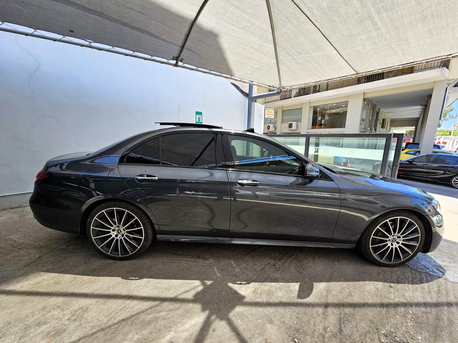 Mercedes-Benz E 220 2021 d AMG Line 9G-TRONIC Panorama LED (145)