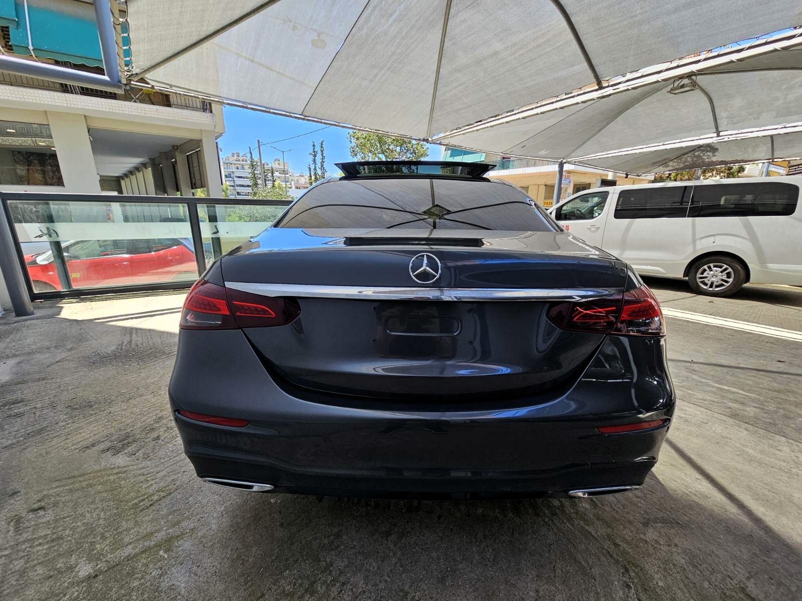 Mercedes-Benz E 220 2021 d AMG Line 9G-TRONIC Panorama LED (145)