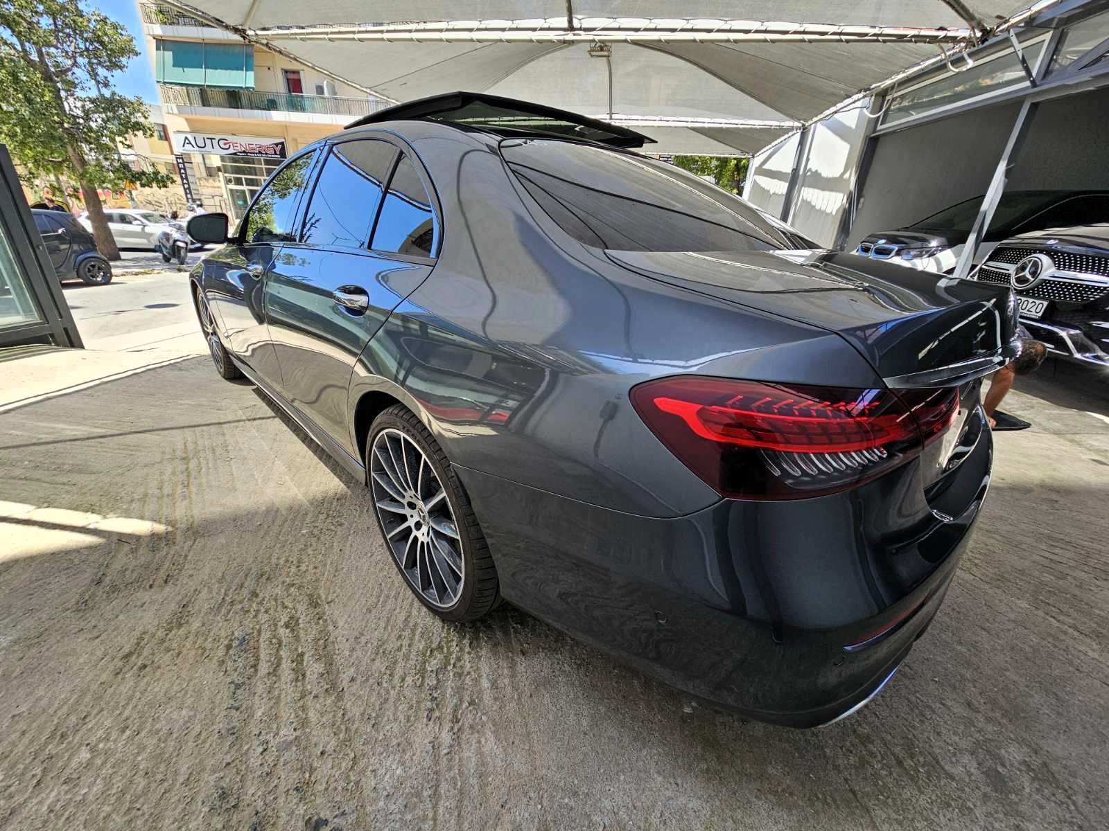 Mercedes-Benz E 220 2021 d AMG Line 9G-TRONIC Panorama LED (145)