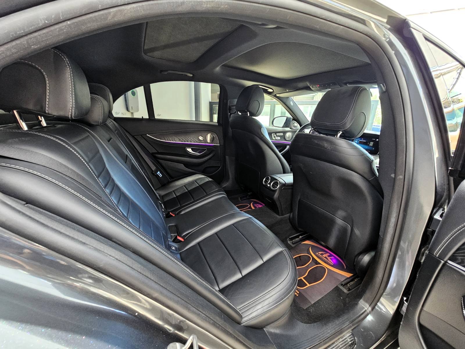 Mercedes-Benz E 220 2021 d AMG Line 9G-TRONIC Panorama LED (145)