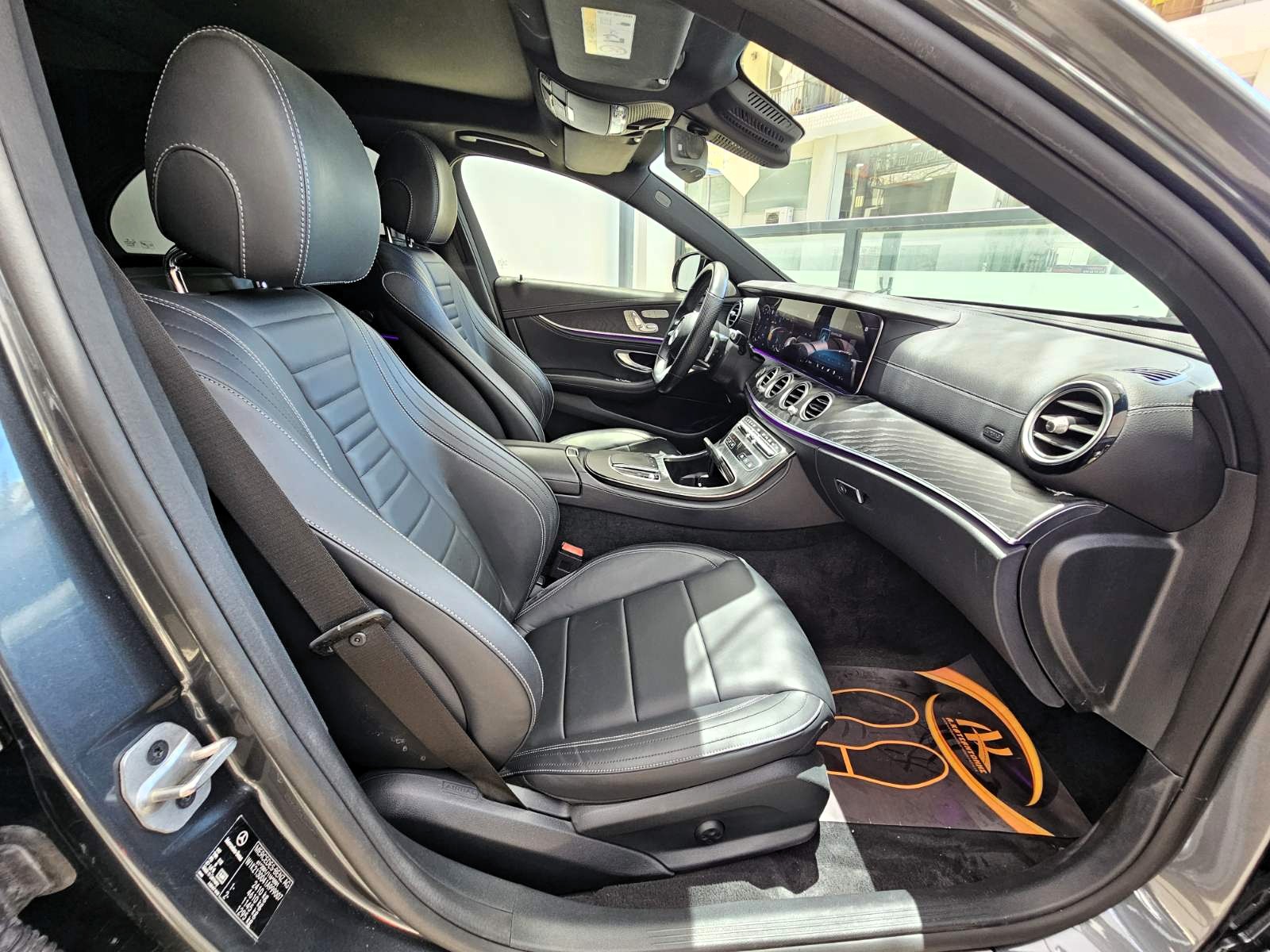 Mercedes-Benz E 220 2021 d AMG Line 9G-TRONIC Panorama LED (145)