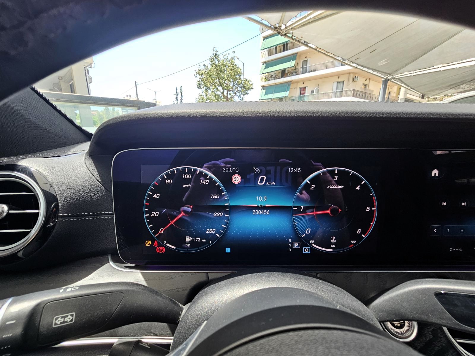 Mercedes-Benz E 220 2021 d AMG Line 9G-TRONIC Panorama LED (145)