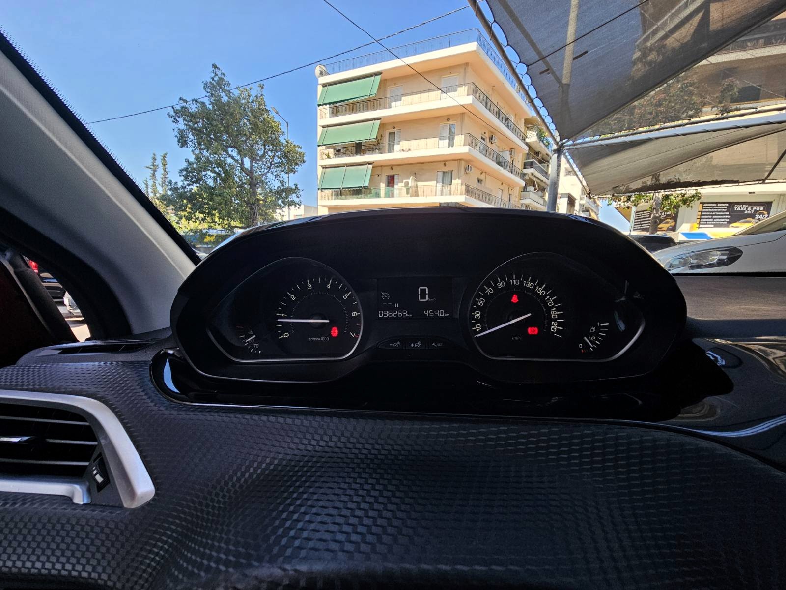Peugeot 208 2018 1.2 PureTech Style 82HP NAVI (146)